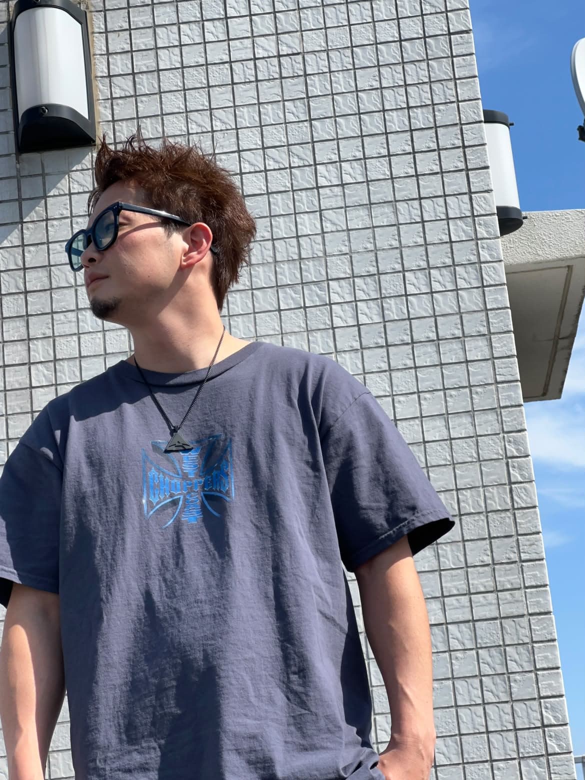 紺のTシャツに合わせた ORIGIN