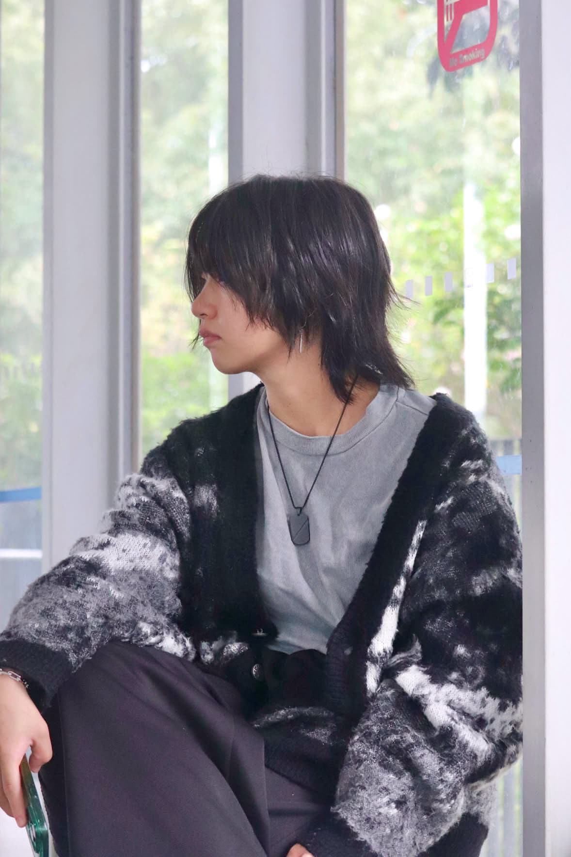 グレーのTとニットの羽織りに合わせた TRACE TAG
