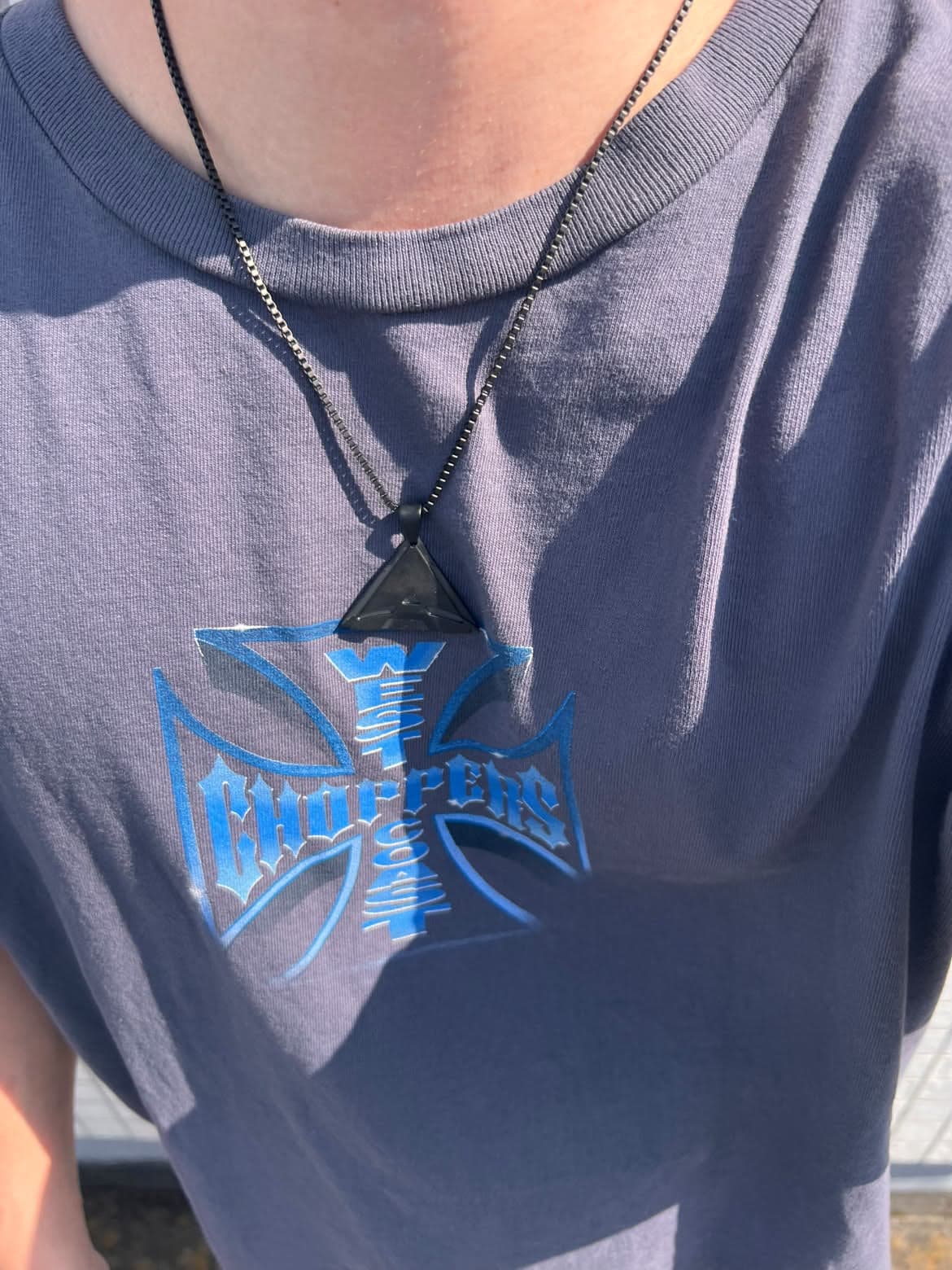 紺のTシャツに合わせた ORIGIN(寄り)
