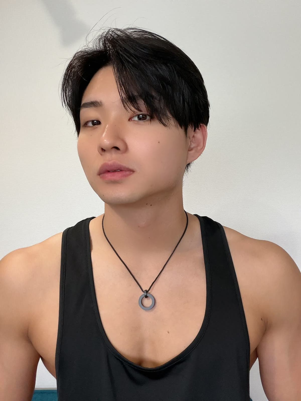 COREの黒いネックレスの合わせ方|タンクトップ・ジャケット